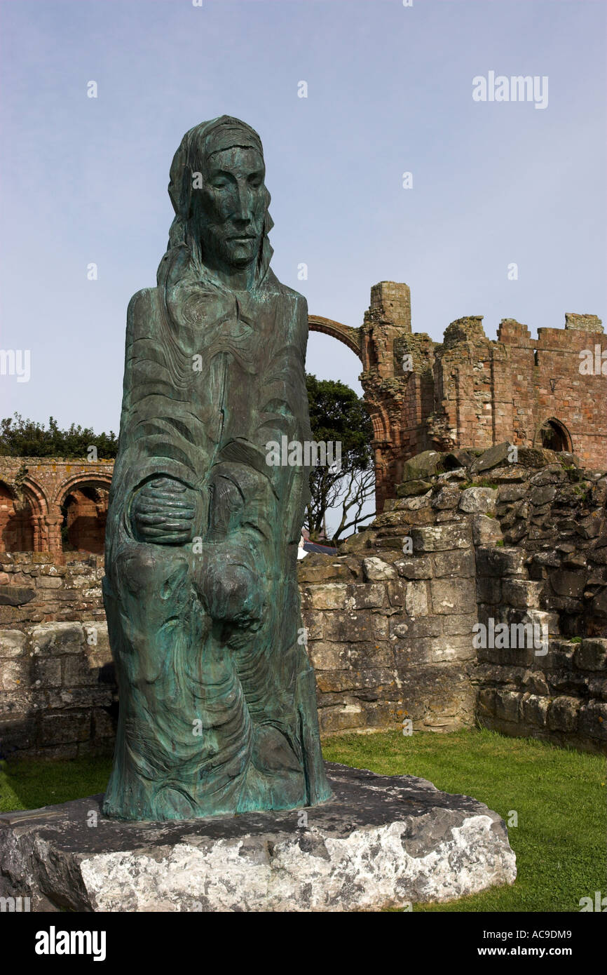 Statue von St. Cuthbert stehen auf dem Gelände des Lindisfarne Benediktiner Priory, Holy Island, Lindisfarne, Northumberland Stockfoto