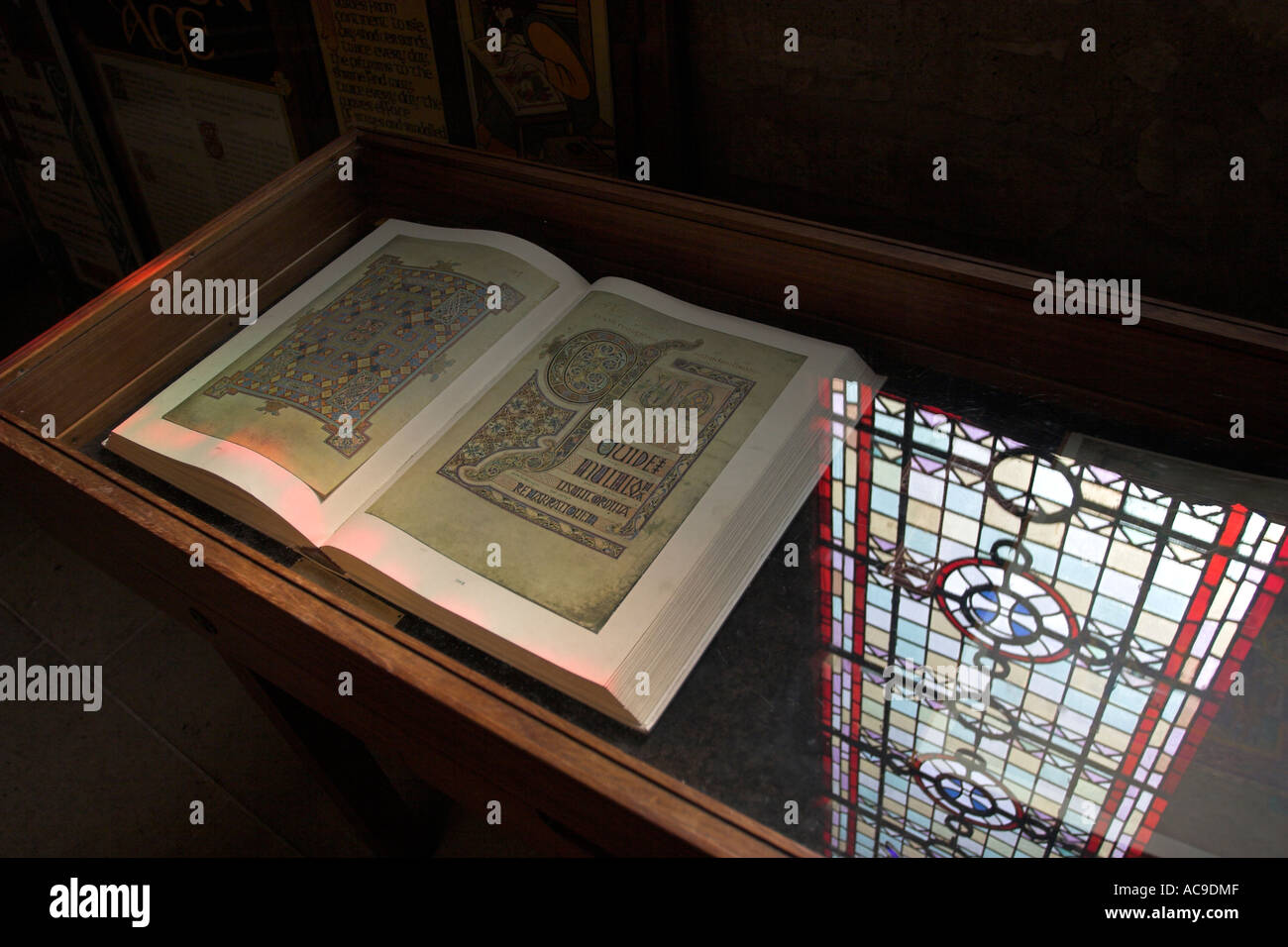 Kopie der Lindisfarne Evangelien liegt in einem Glas geschützt Fall in der Pfarrkirche auf Holy Island. Stockfoto