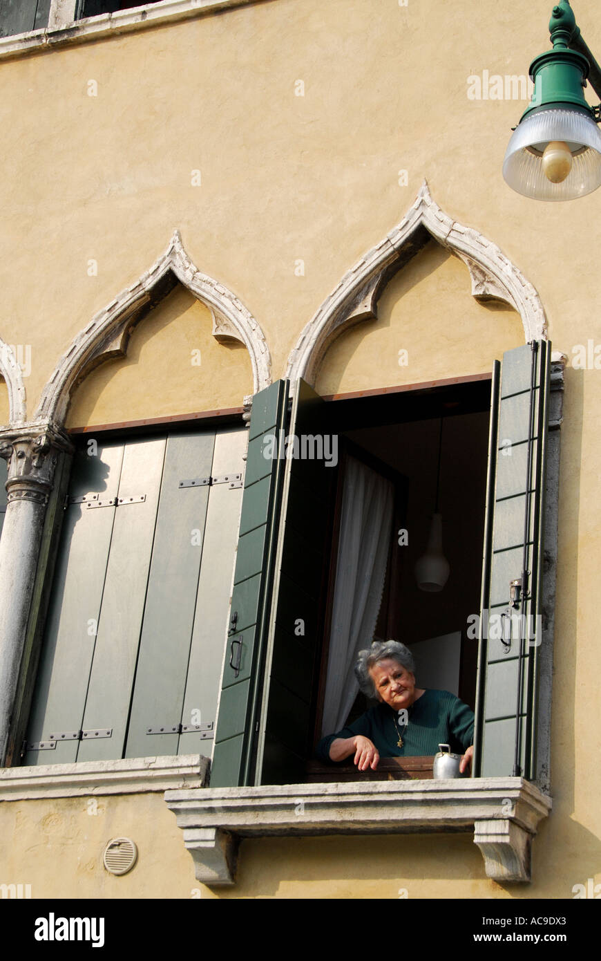 Alte Frau am Fenster in Venedig Italien Stockfoto