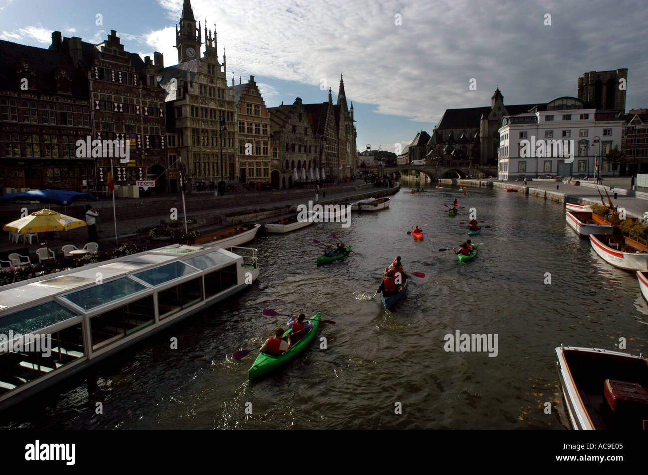 Gent, Gand, Gent in Ost-Flandern, Belgien. Eine Universitätsstadt von Bars und Restaurants und der zweitgrößte Hafen in Belgien. Stockfoto