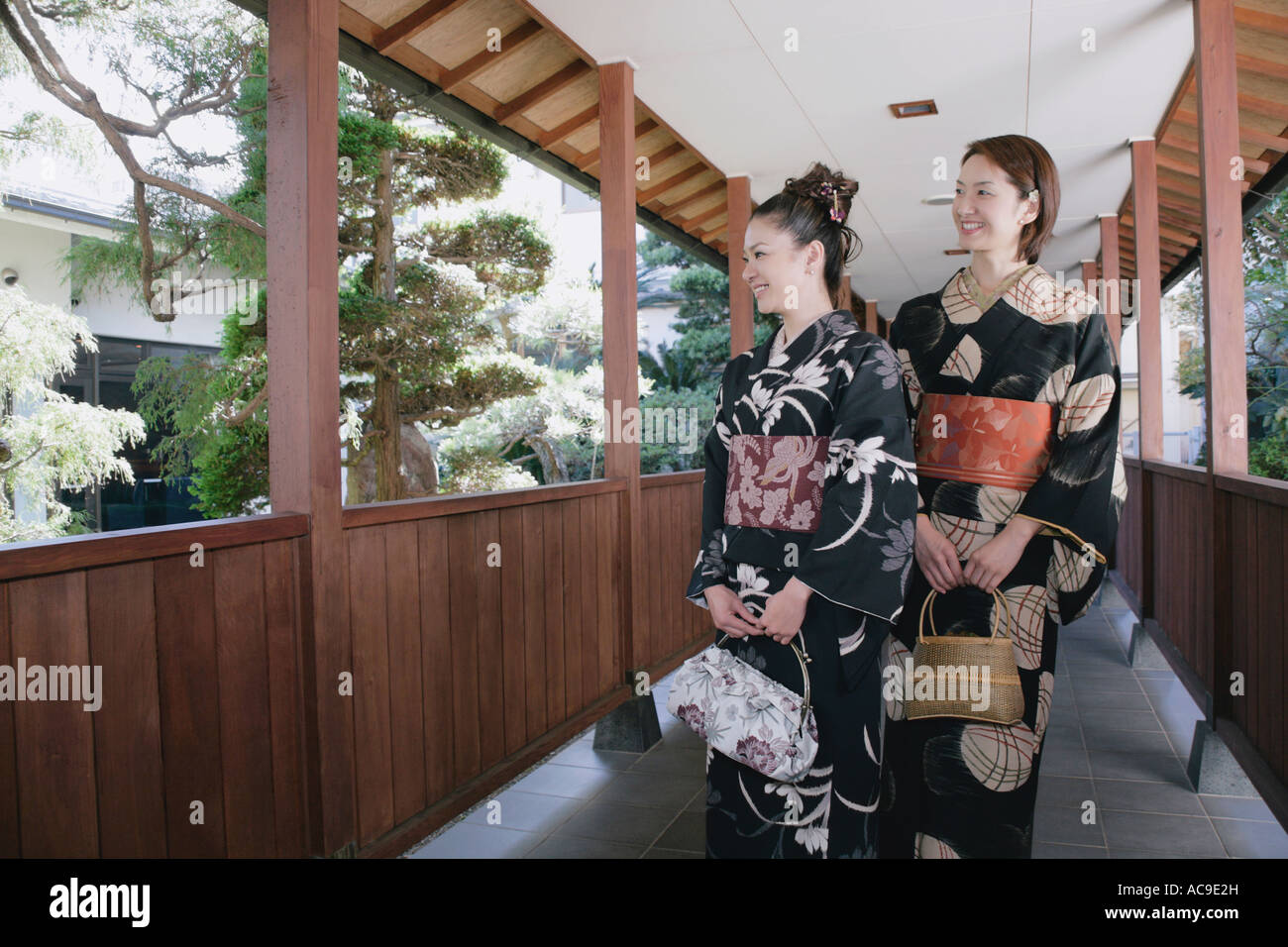 Zwei junge Frauen in Kimono zu Fuß Stockfoto