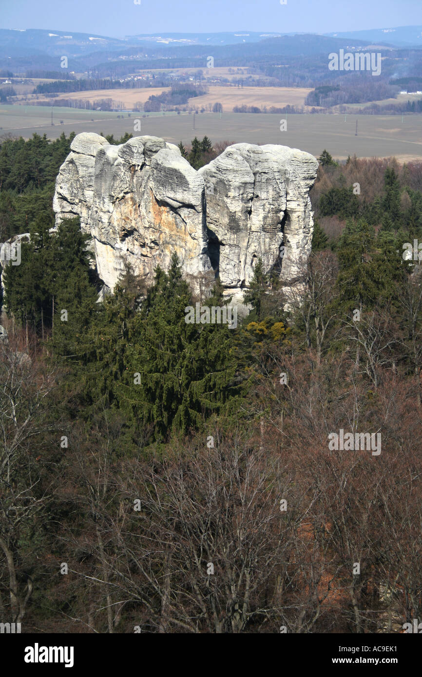 Felsformationen in der Böhmischen Schweiz im Frühjahr, umgeben von dichten Wäldern und landschaftlich reizvollen Landschaften. Stockfoto