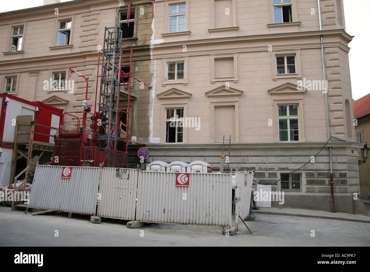 Baustelle in Prag Kleinstadt mit Gerüsten, tragbaren Toiletten und Baugeräten. Stockfoto