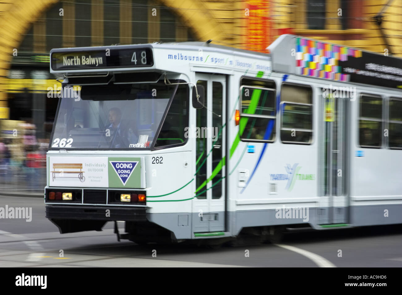 Straßenbahn und Flinders Street Station Melbourne Victoria Australien Stockfoto