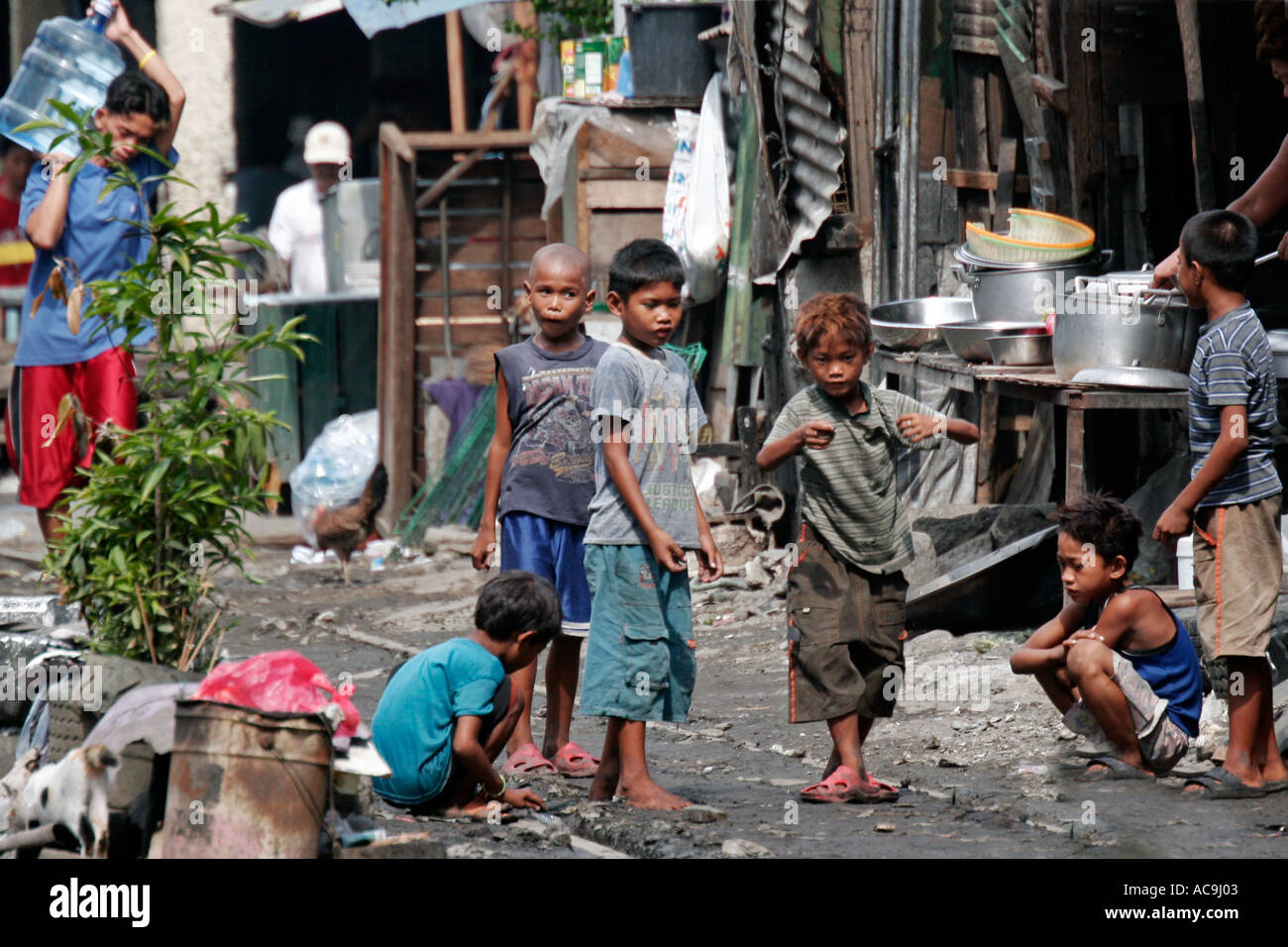 Kinder in einem Sqatter-Lager in Manila Stockfoto