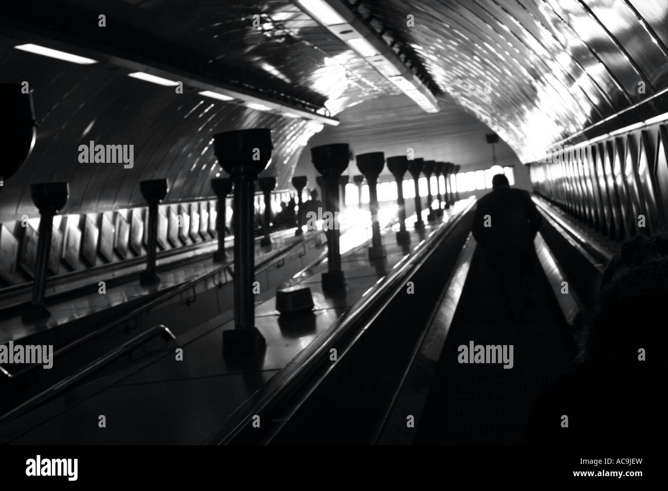 Aufstieg ins Licht, Holz u-Bahnstation St John's, London, UK Stockfoto