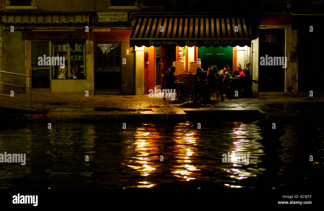Kanal in der Nacht in Venedig-Italien Stockfoto