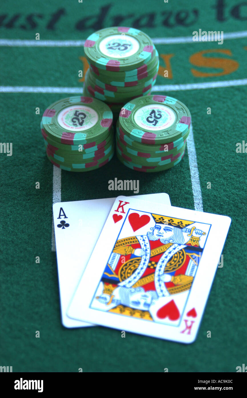 Blackjack-Hand mit Pommes frites Stockfoto