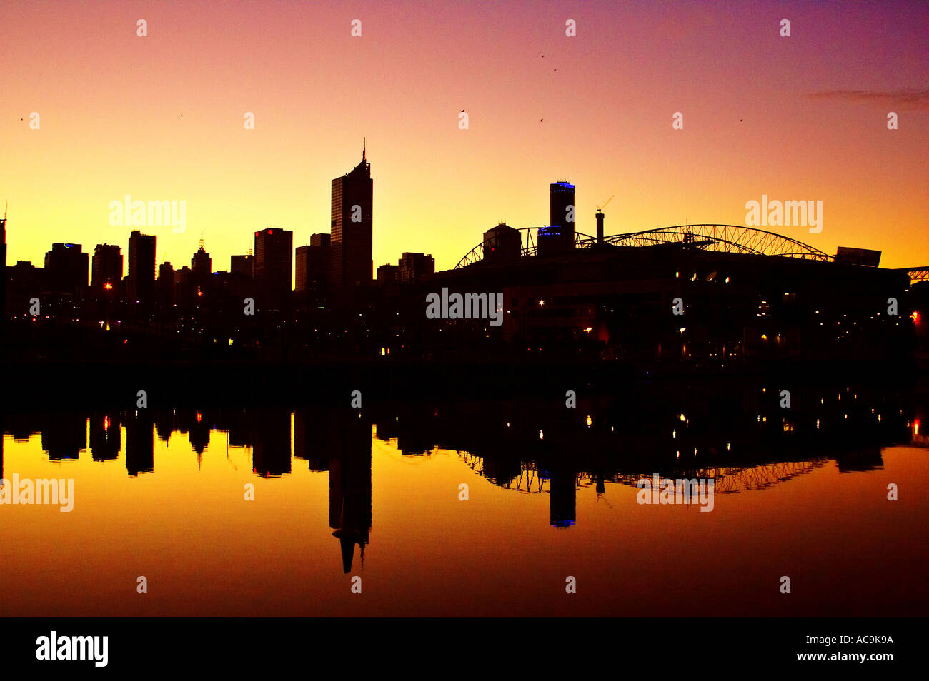 Melbourne CBD und Telstra Dome in der Morgendämmerung und Reflexion Victoria Australien Stockfoto