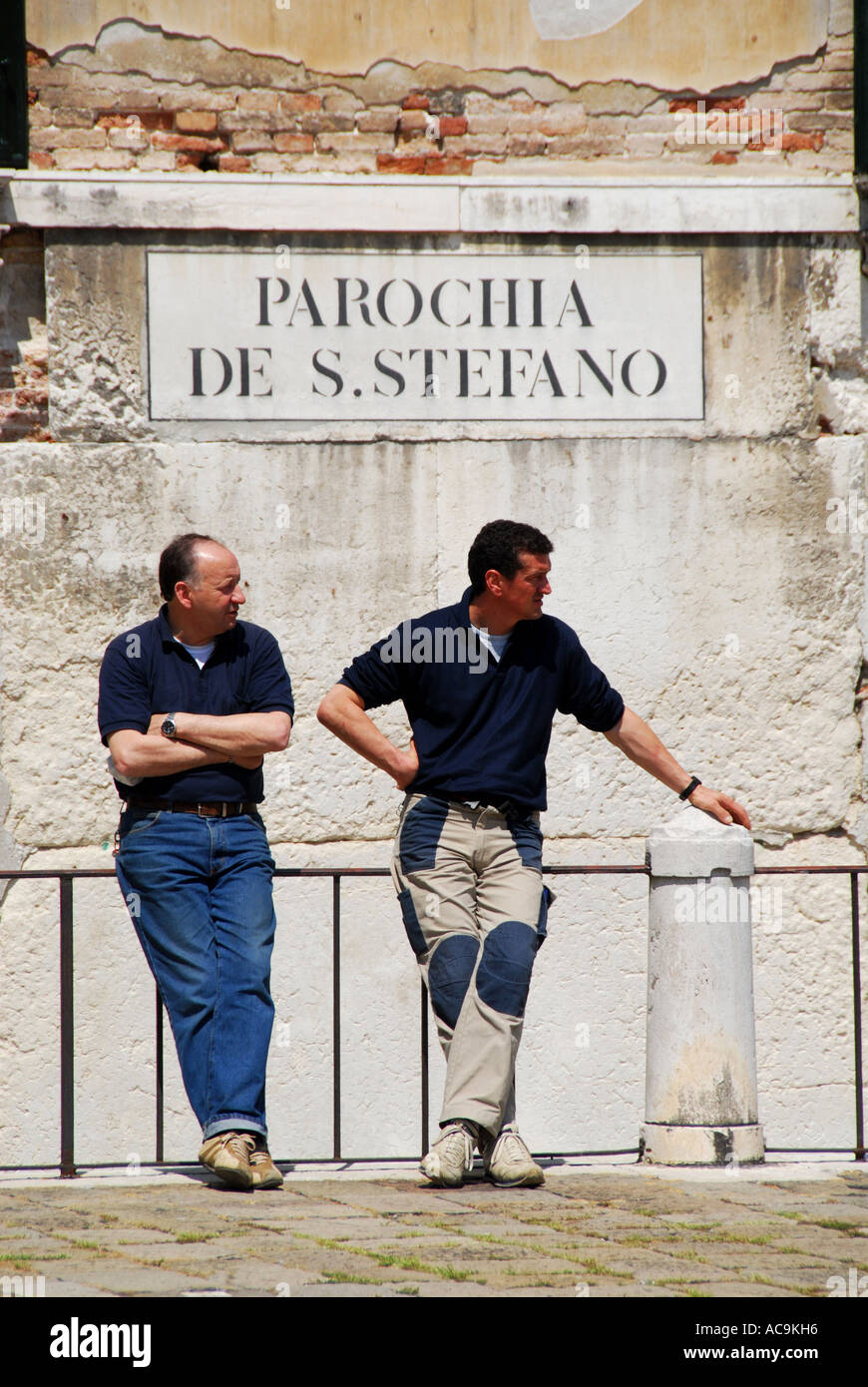 Zwei Männer auf einem Platz in Venedig Italien Stockfoto