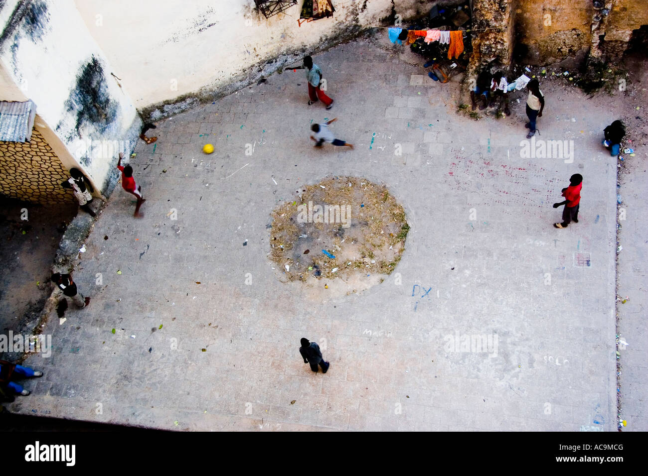 Kinder spielen Straßenfußball, Stone Town, Sansibar, Tansania Stockfoto