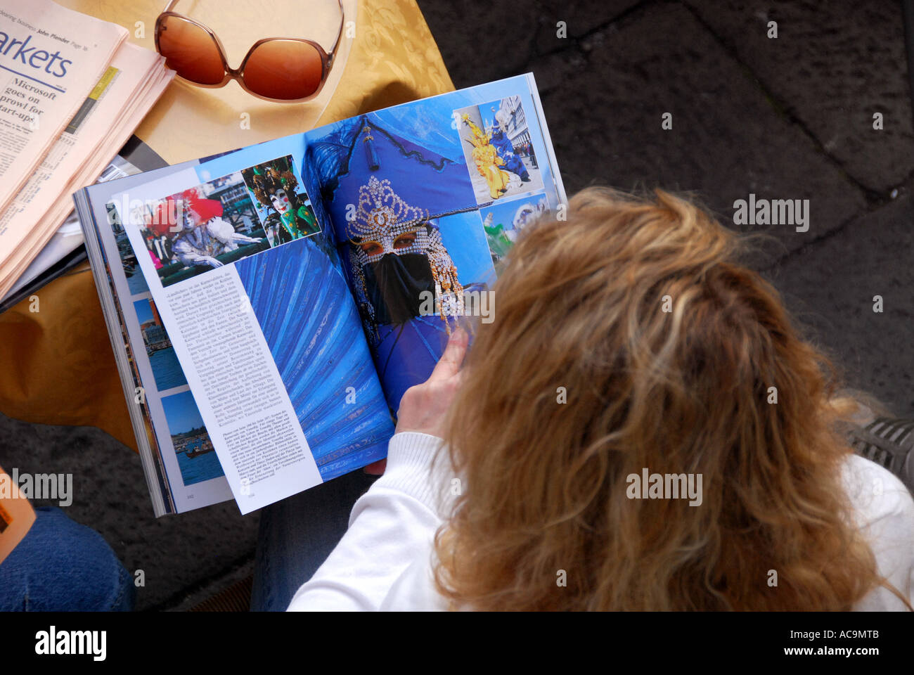 Mädchen lesen in einem Café in Venedig Italien Stockfoto