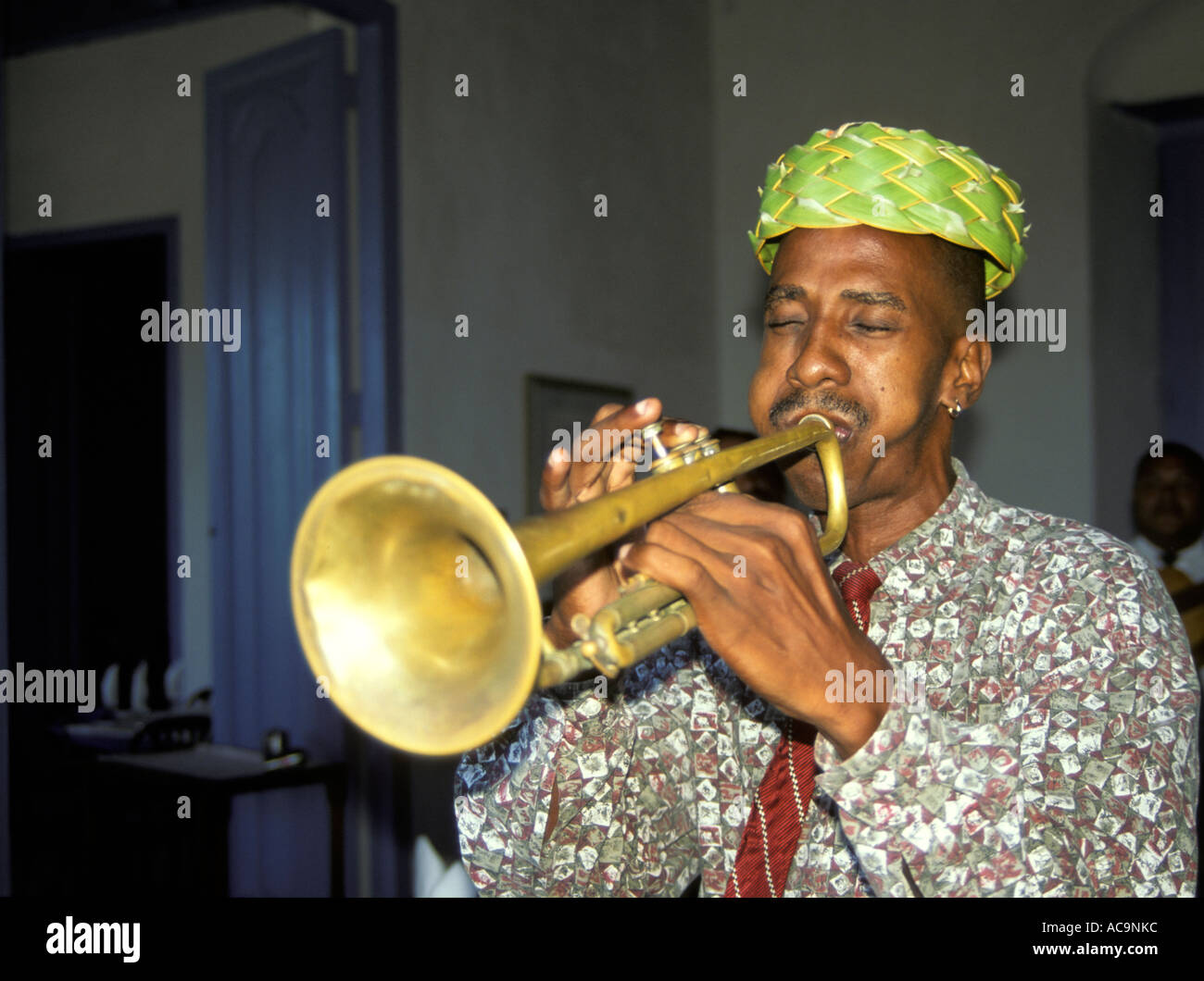 Kubanischer Trompetenspieler im Restaurant, Havanna, Kuba Stockfoto