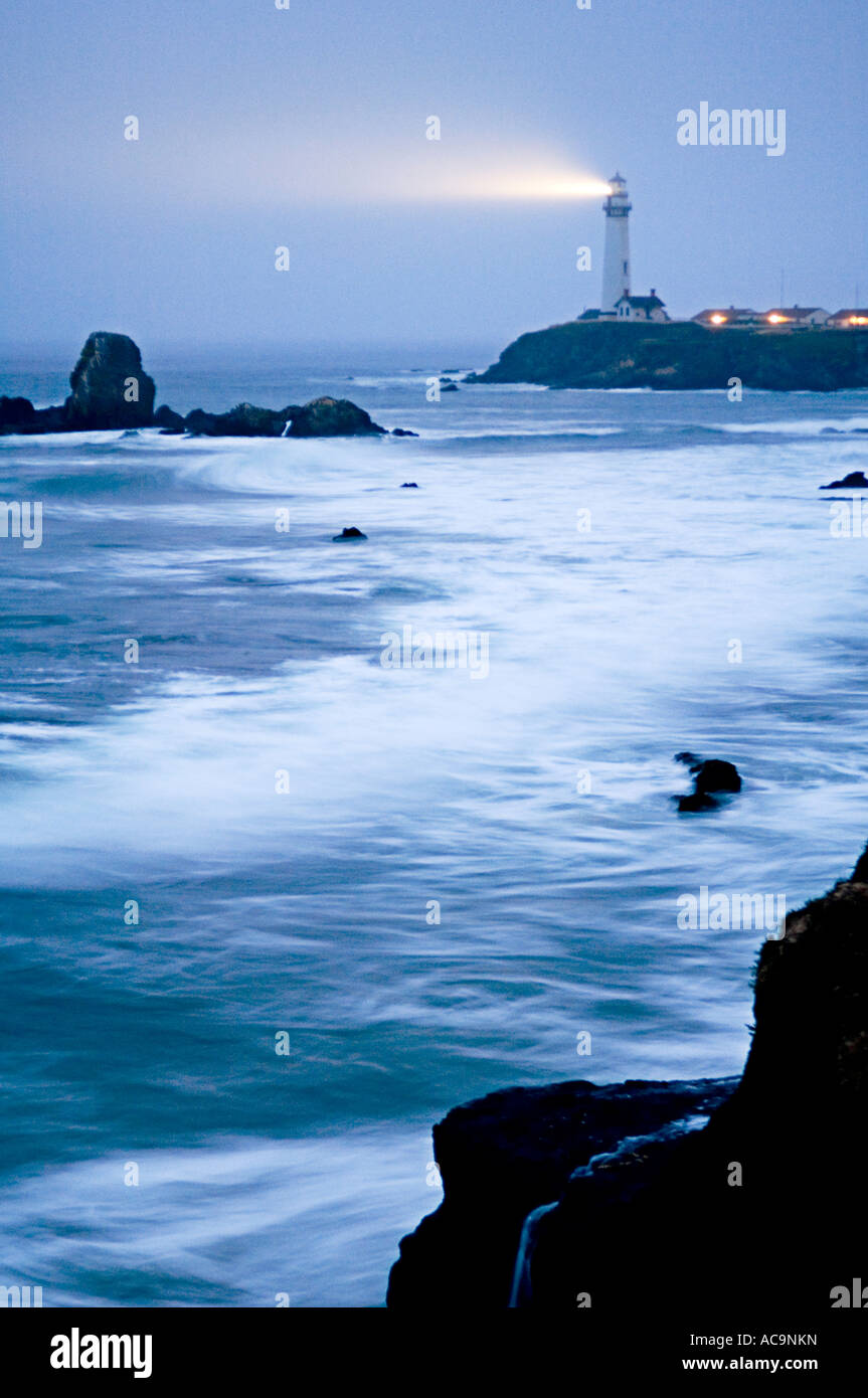 Leuchtturm am nebligen Tag Stockfoto