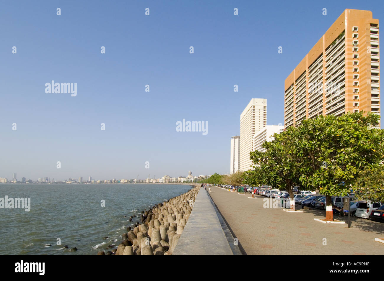 Eine Weitwinkelaufnahme des Marine Drive und Back Bay von Nariman Point vor blauem Himmel. Stockfoto