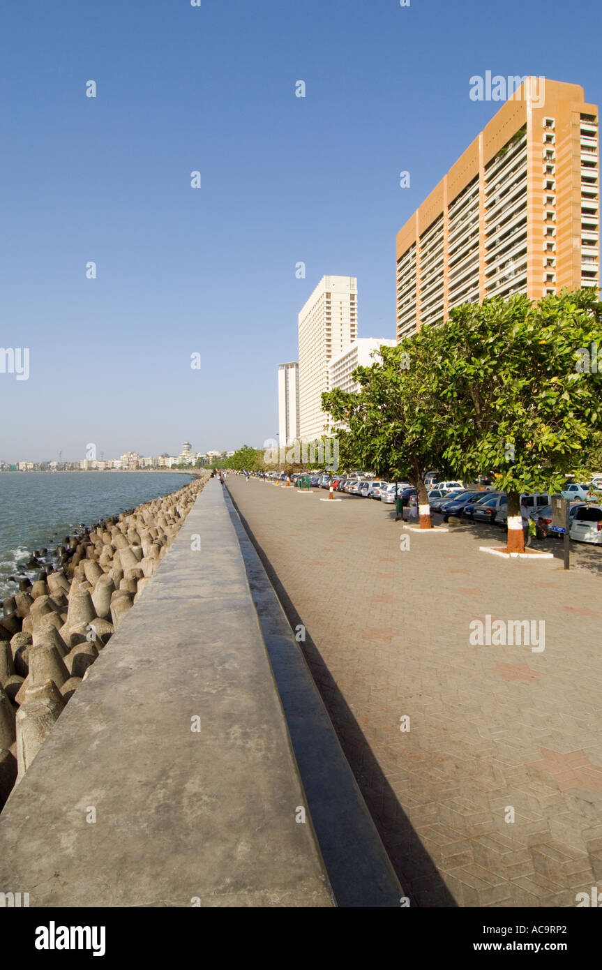 Eine Weitwinkelaufnahme des Marine Drive und Back Bay von Nariman Point vor blauem Himmel. Stockfoto