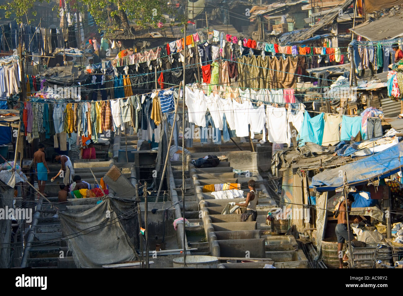 Ein Blick auf die Mahalaxmi Dhobi Ghats, wo Menschen Extrememly schwer Waschen von Kleidung von Hand in Open-Air-Tröge arbeiten. Stockfoto