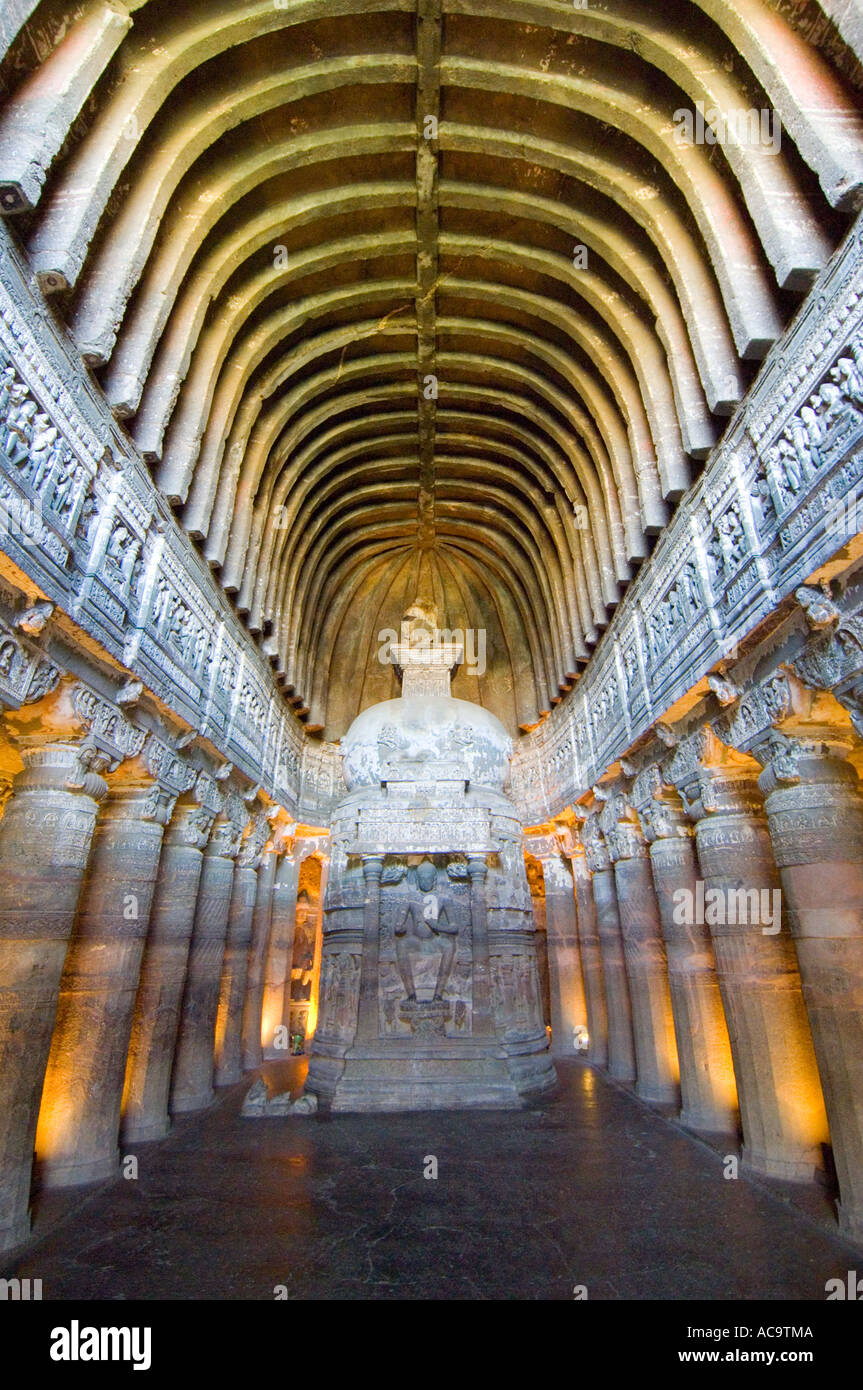 Die Exquisitly geschnitzte Decke und Säulen im Inneren der Höhle 26 in Ajanta. Stockfoto