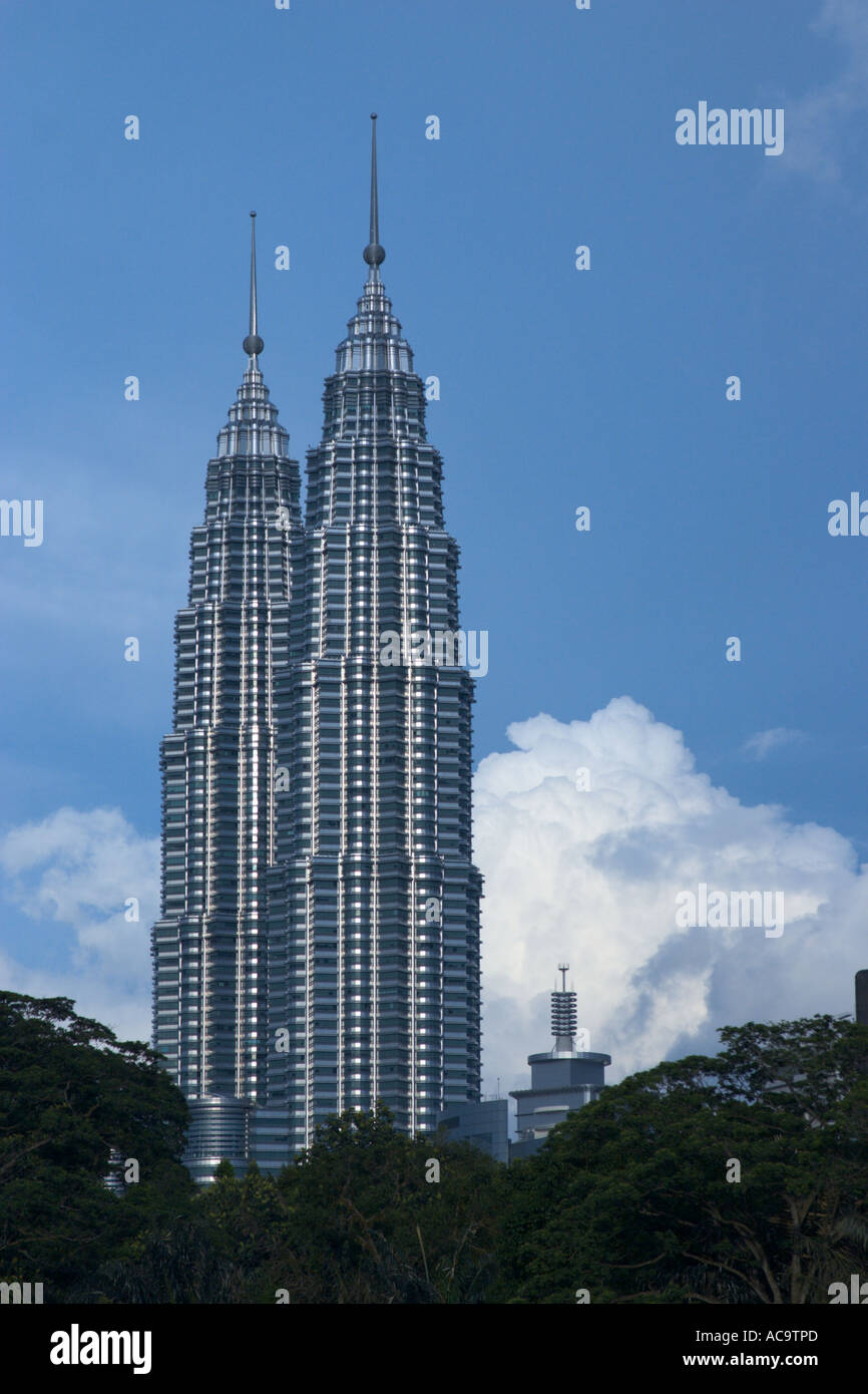 Petronas twin Towers, die aus der Ferne betrachtet Stockfoto