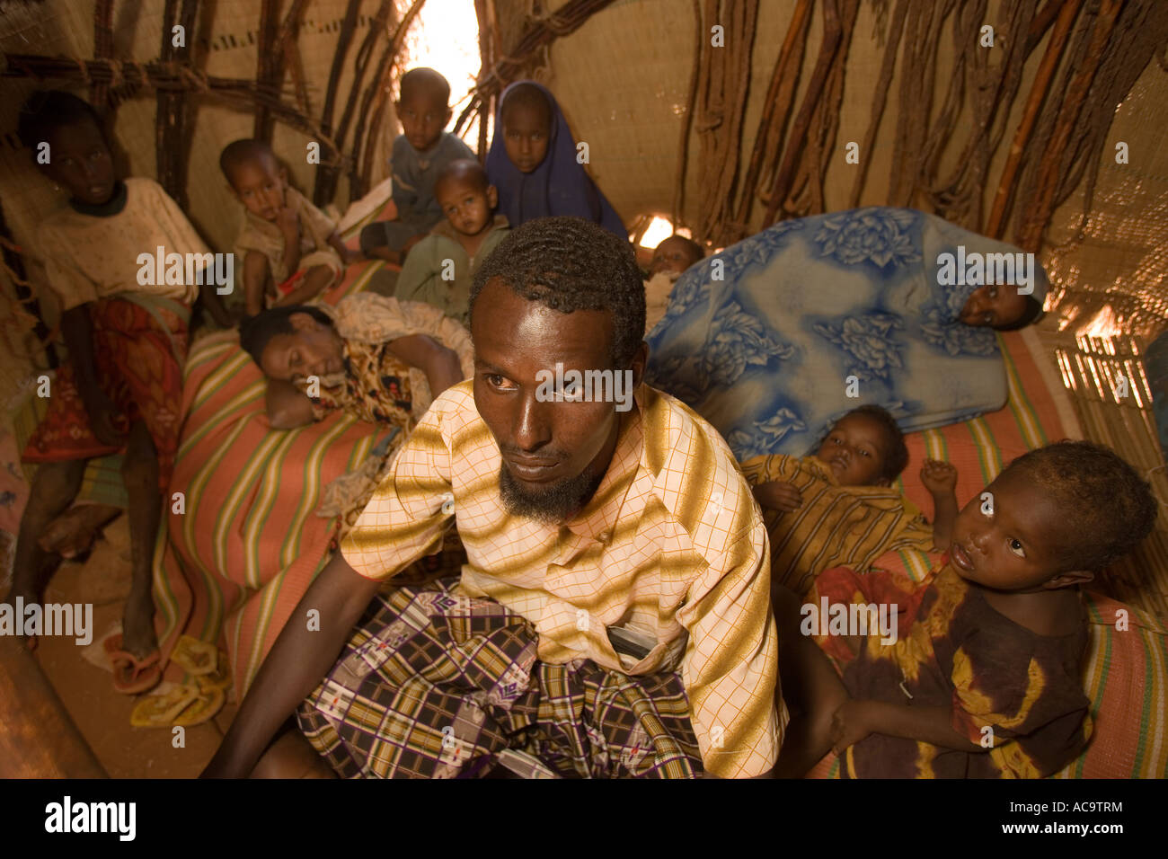 BURAA Dorf WESTERN SOMALIA 28. Februar 2006 Mohammed Mahmoud Dol sitzt ein Nomade in Tukul mit seiner kranken Familie Stockfoto