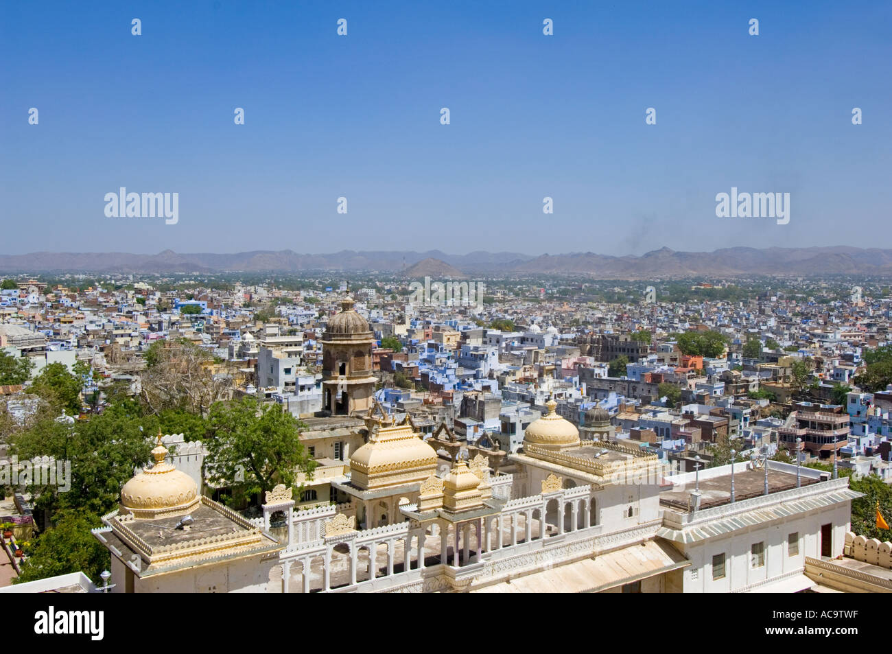 Ein Blick über Udaipur von einem der Balkone in das Stadtschloss mit dem Tripolia oder dem "dreifachen"Tor"im Vordergrund. Stockfoto