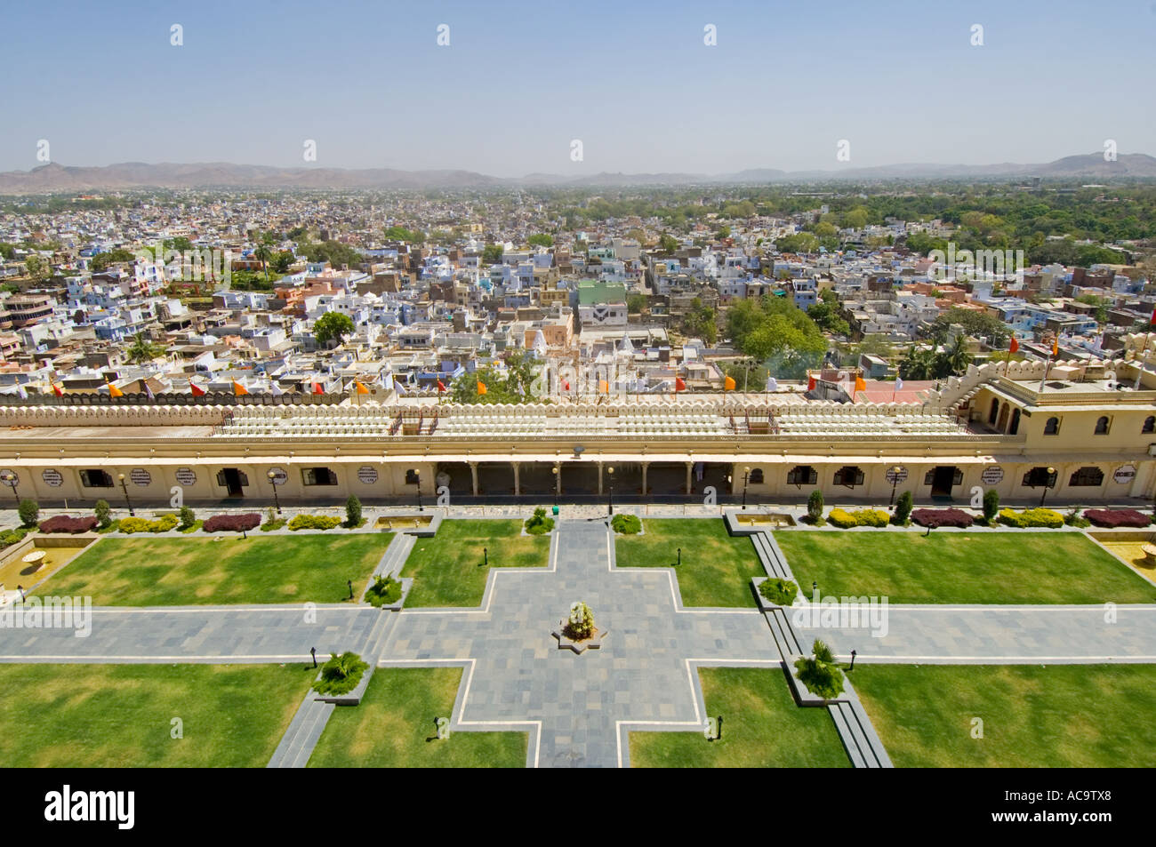 Ein Blick von Udaipur und der Ehrenhof im Vordergrund im City Palace. Stockfoto