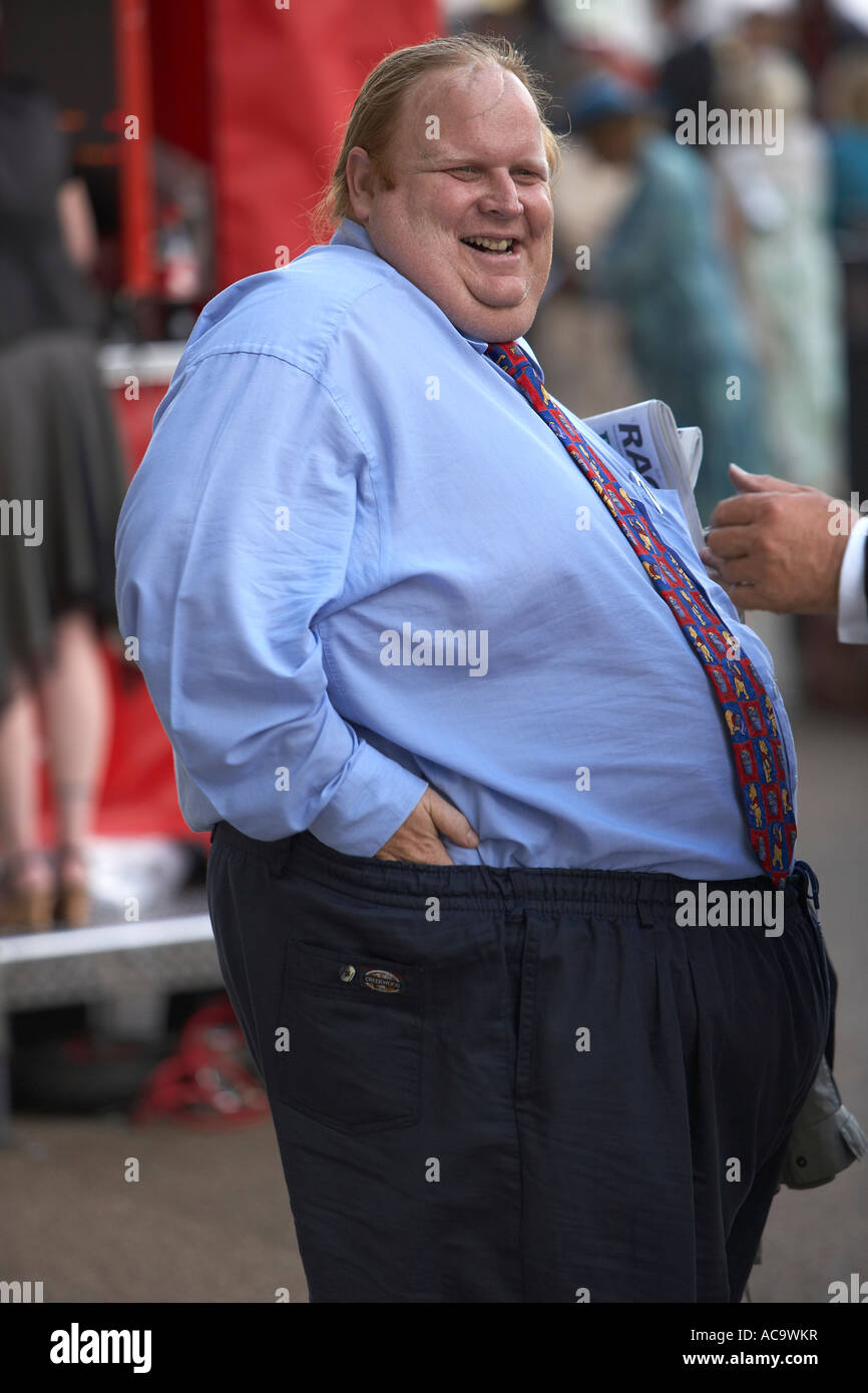 Dicker Mann mit einem Pferdeschwanz bei den Rennen Stockfoto