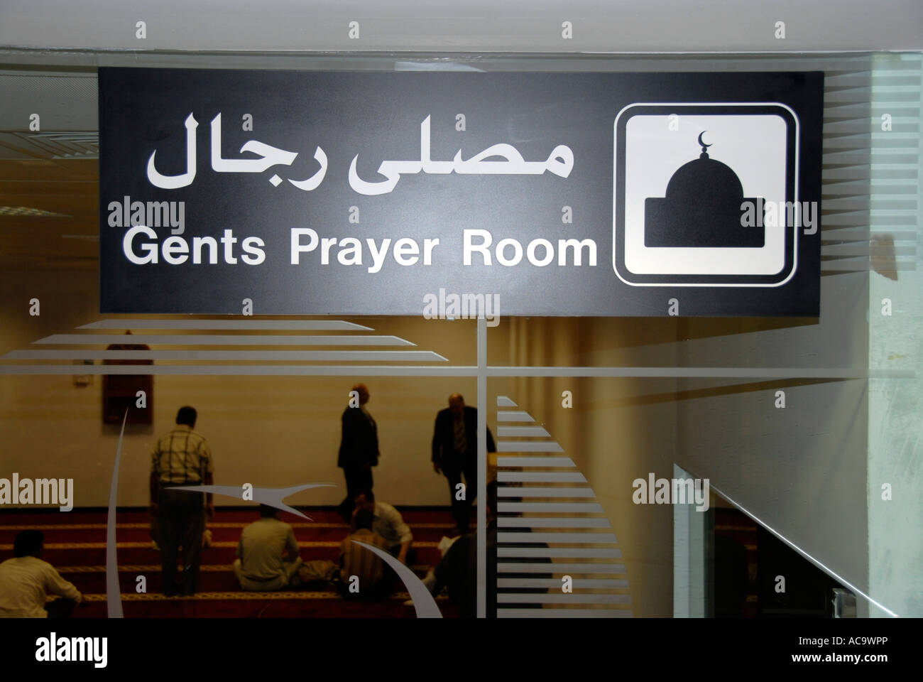Schild Herren Gebet Zimmer Flughafen Qatar Stockfoto