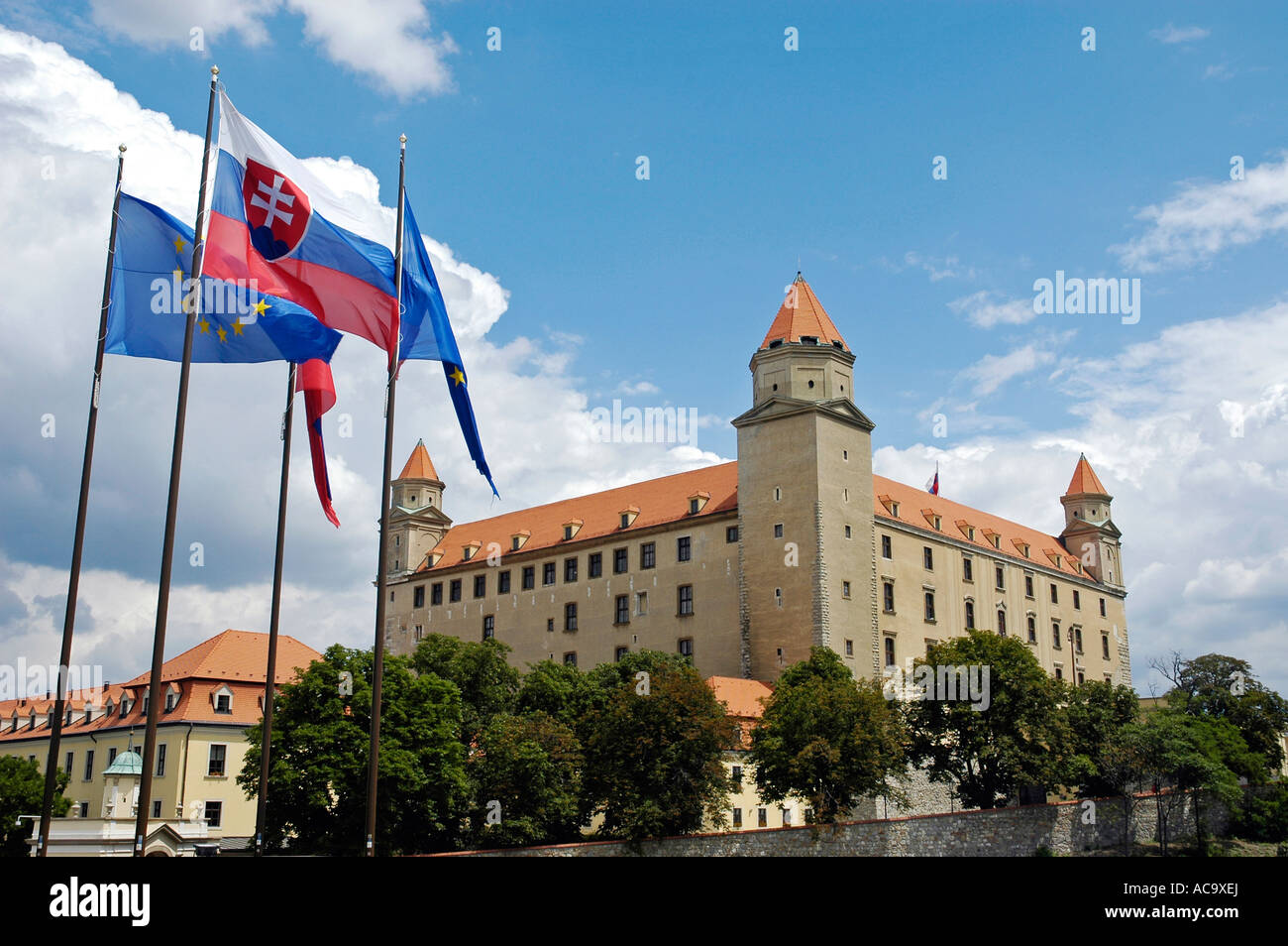 Slowakische und Europäische Union Flaggen, Burg von Bratislava, Bratislava, Slowakei Stockfoto