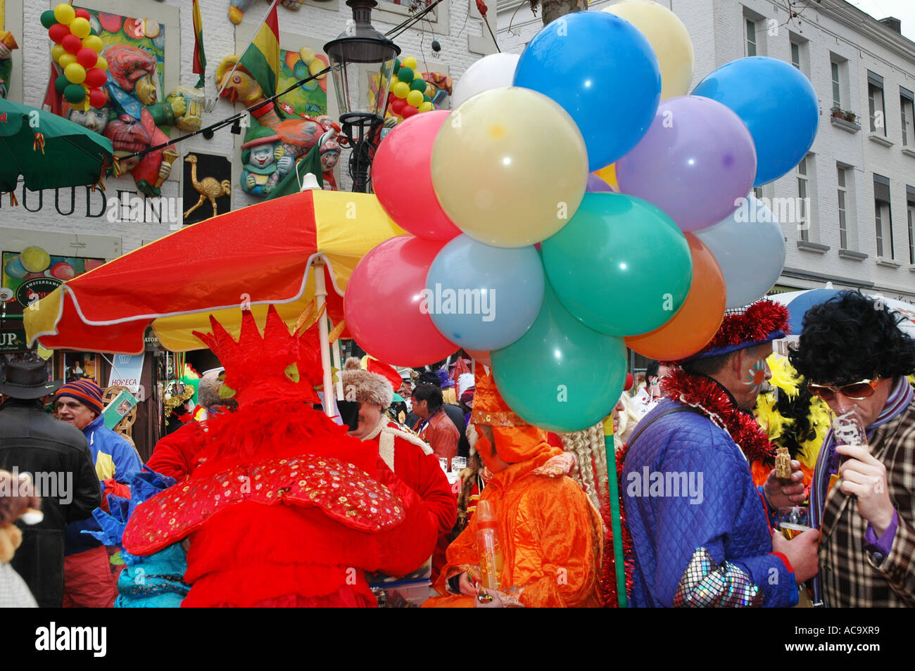Karneval-Masse und Ballons am Vrijthof Quadrat Maastricht Niederlande während Karneval Stockfoto