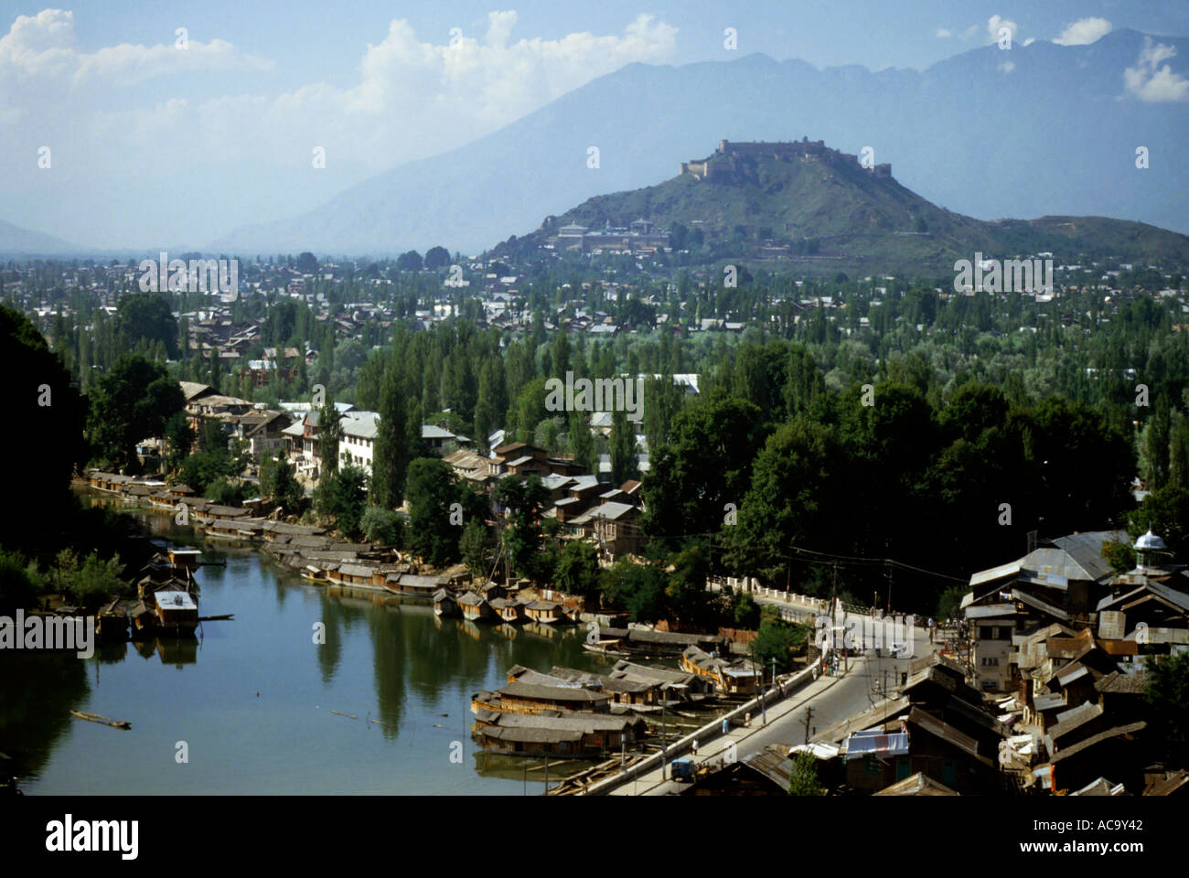 Kaschmir, Indien - Ansicht von Srinagar Stadt und Hausboote an den Ufern des Sees Dal Stockfoto