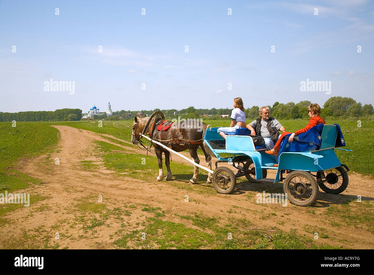 Pferde-Trainer, russische Landschaft, im Hintergrund Prince Residence Bogoljubowo, Wladimir, Russland Stockfoto