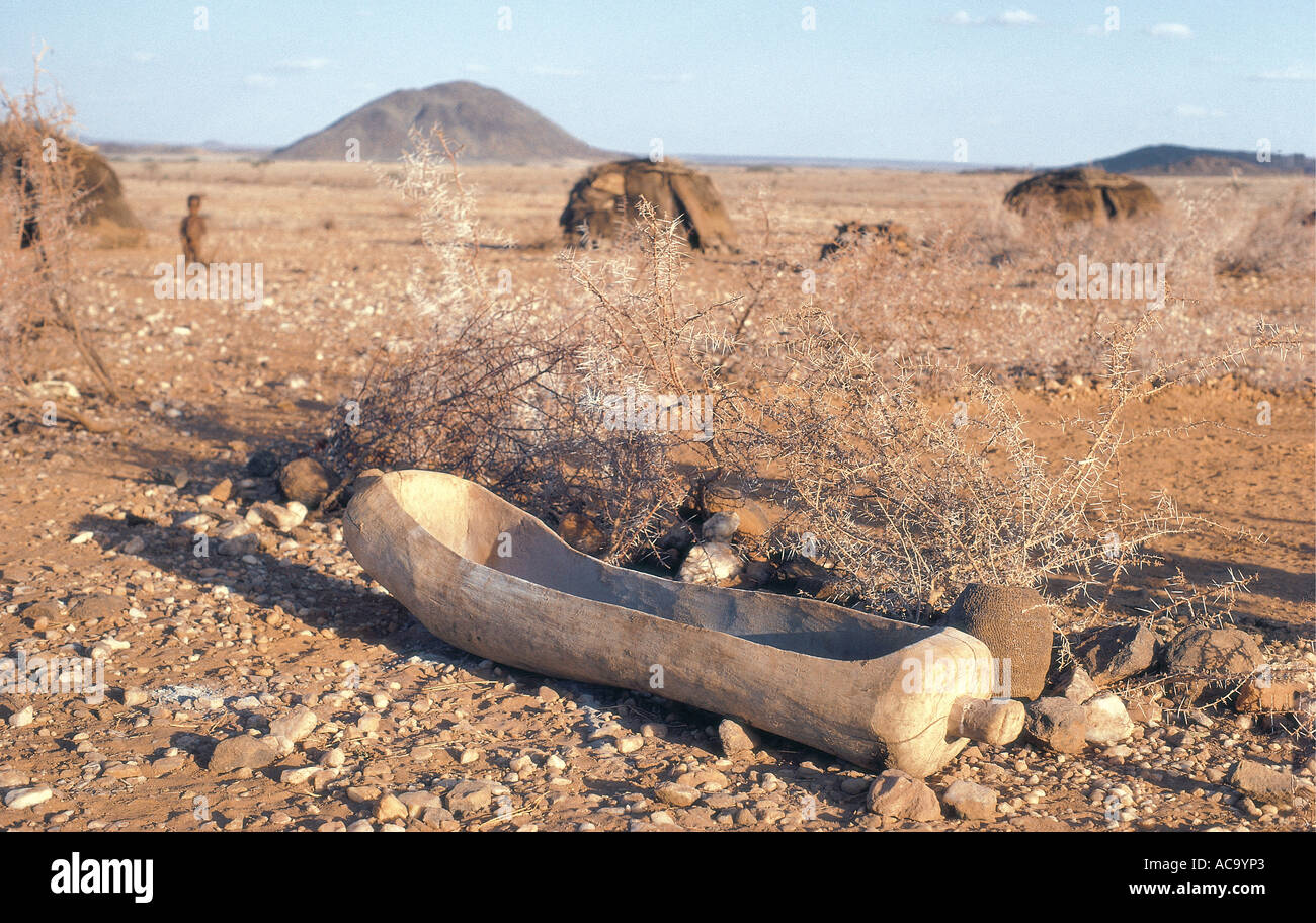 Eine Rendille Hand geschnitzte tragbare hölzernen Trog verwendet bei der Bewässerung von Vieh an einem Wasserloch Korr nördlichen Kenia in Ostafrika Stockfoto