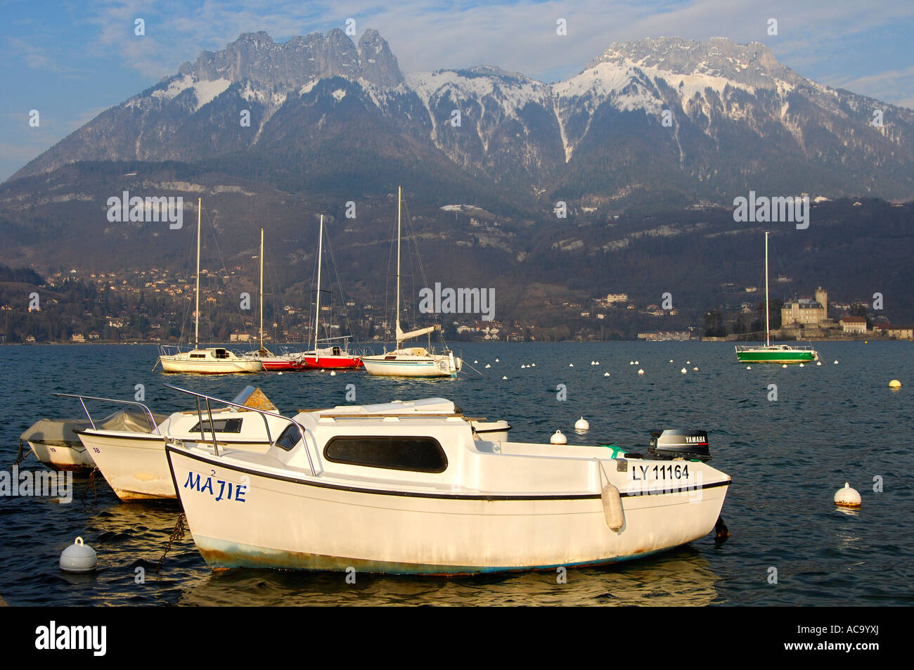 Anlegestelle für Boote auf dem See von Annecy, Lac d ' Annecy, Duingt, Haute-Savoie-Frankreich Stockfoto