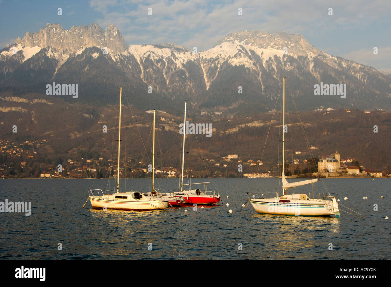 Ankern auf dem See von Annecy, Lac d ' Annecy, Duingt, Haute-Savoie-Frankreich Stockfoto