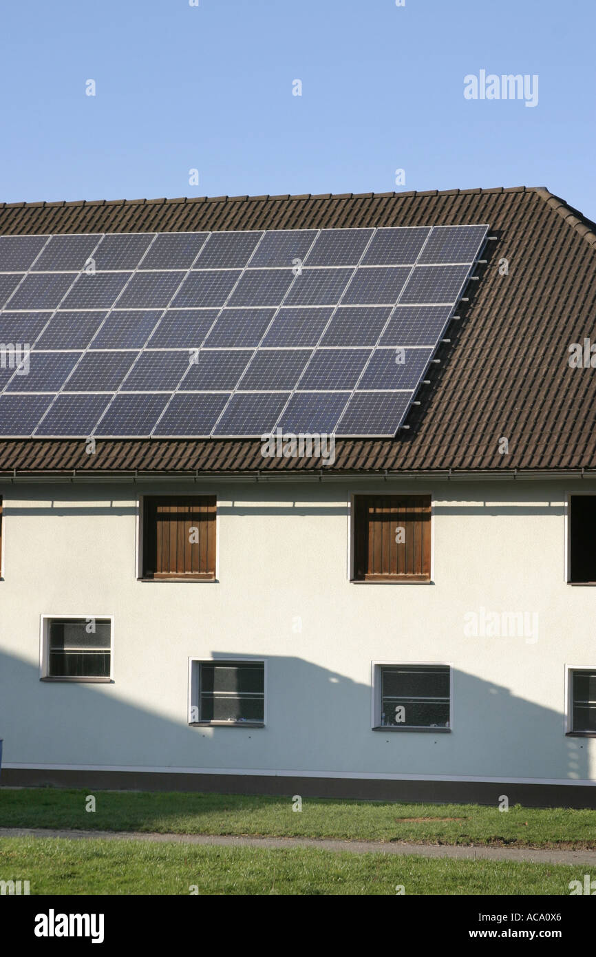Bauernhaus mit Sonnenkollektoren Stockfoto