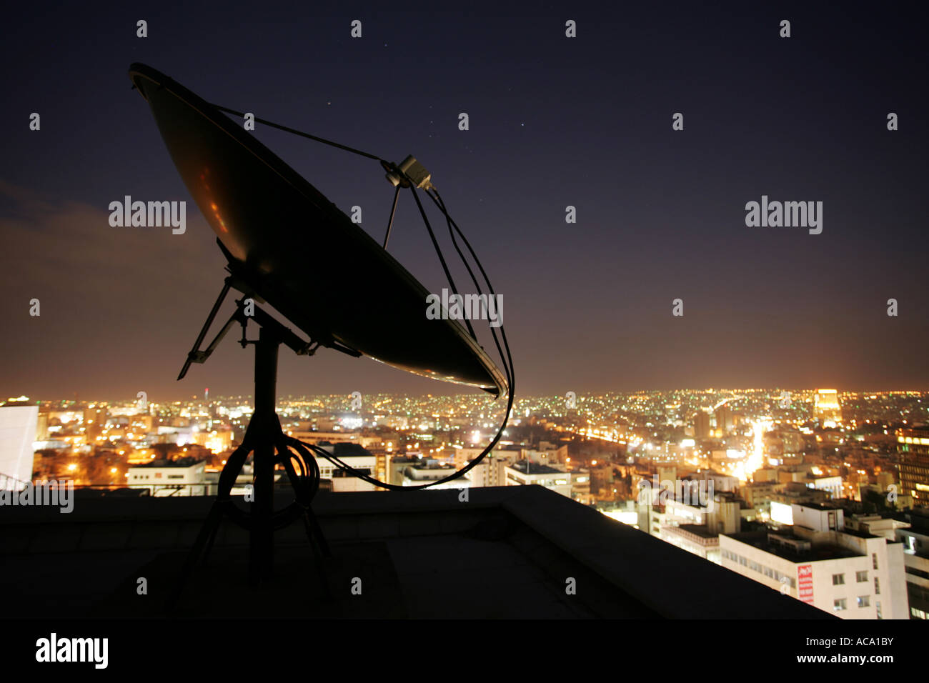 Satellitenschüsseln auf dem Dach des Hochhauses Stockfoto