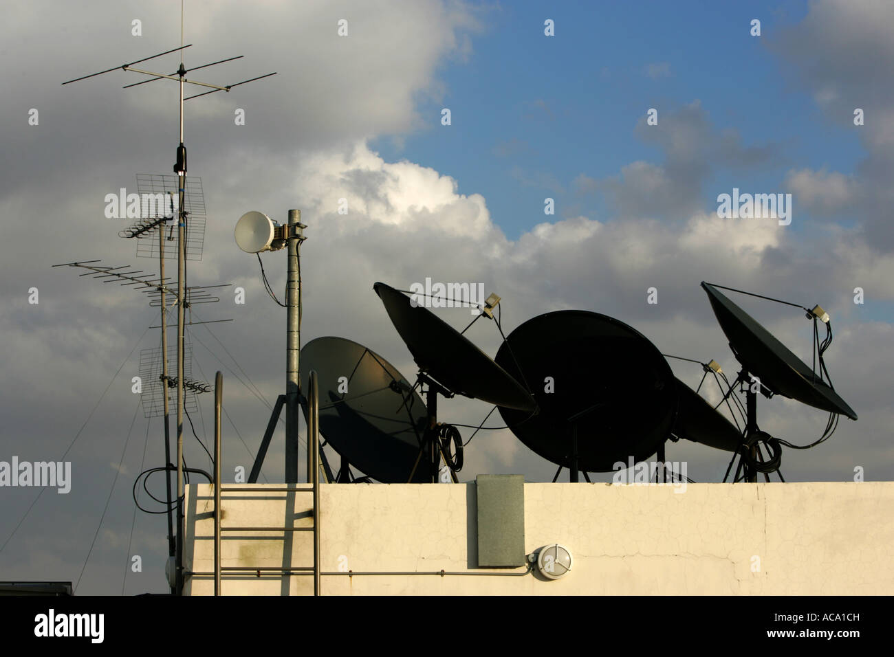 Satellitenschüsseln auf dem Dach Stockfoto