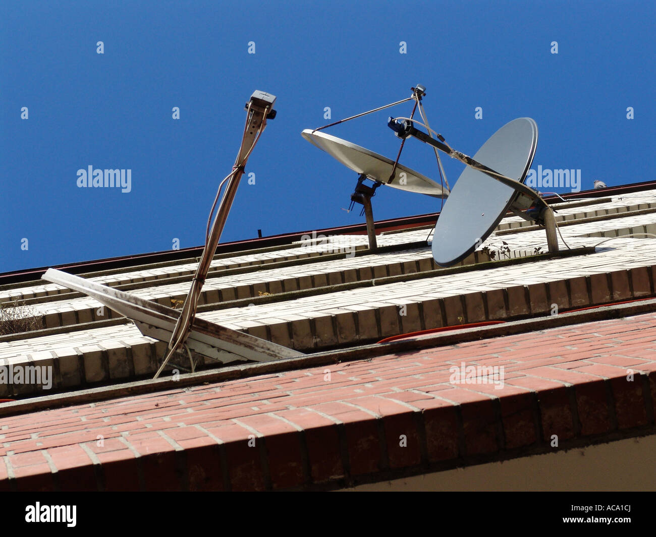Satellitenschüsseln an einer Appartmentgebäude Stockfoto