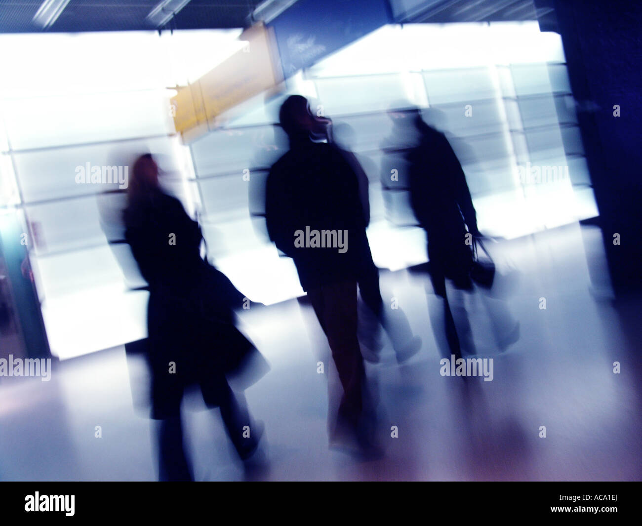 Menschen in der Nacht an der Potsdam square u-Bahnstation, Berlin, Deutschland Stockfoto