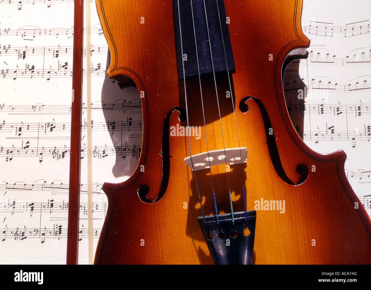 Geige mit Notenblatt Stockfoto