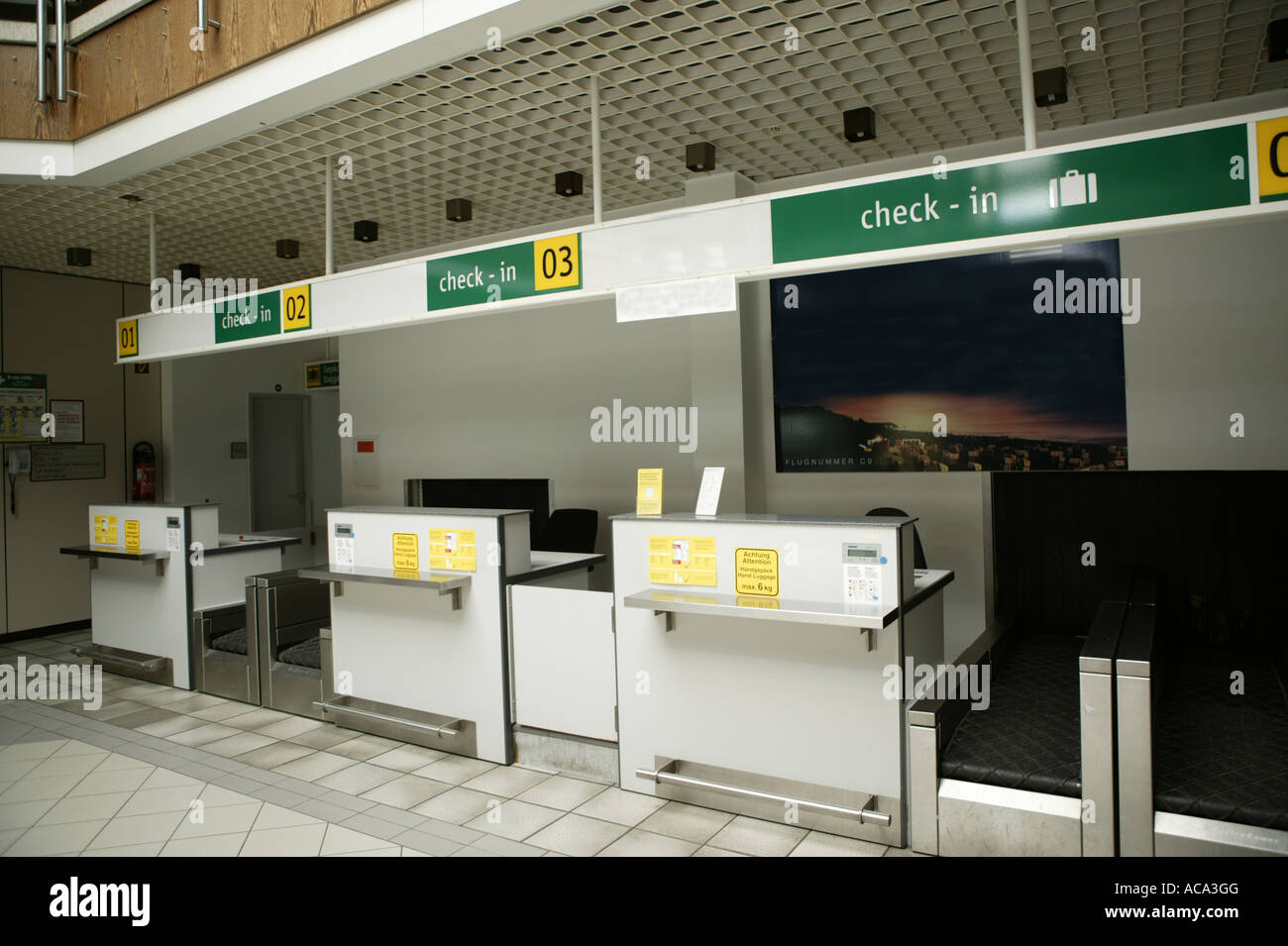 Leere Check-in-Schalter, Flughafen Stockfotografie - Alamy