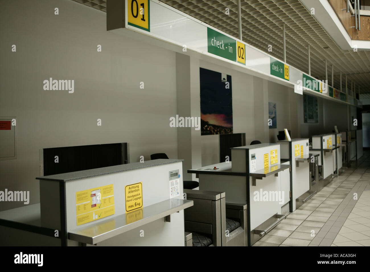 Leere Check-in-Schalter, Flughafen Stockfoto