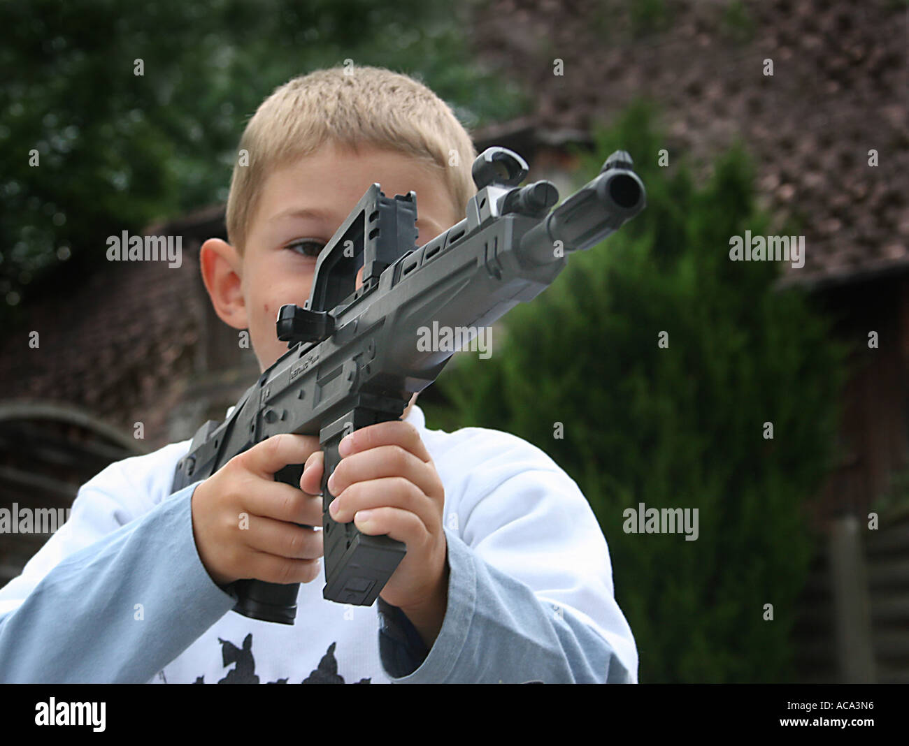 Kind mit einer Spielzeug-Pistole Stockfoto