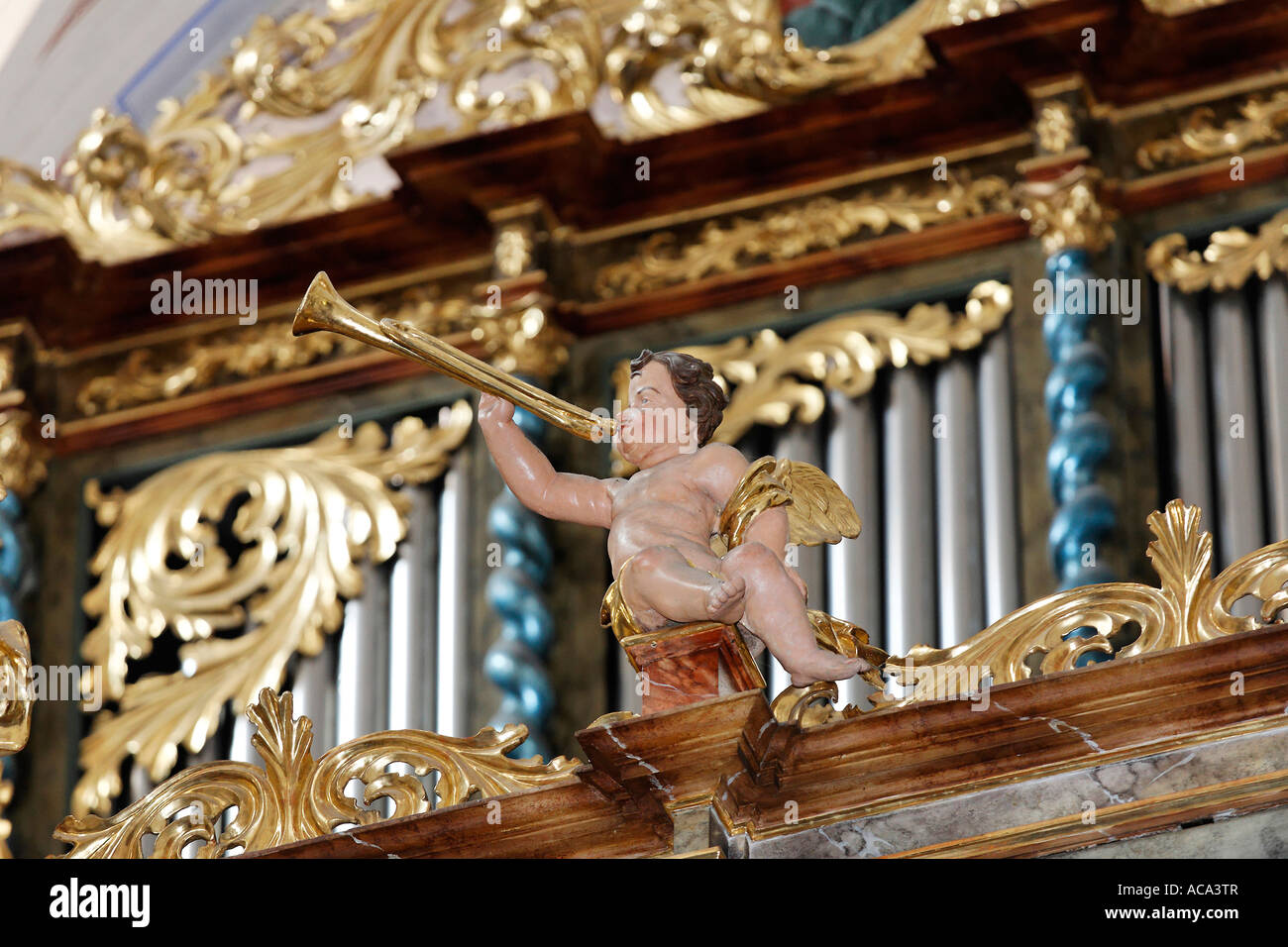 Religiöse Stiftung Goettweig, Stiftskirche, barocke Orgel, Putto spielt Posaune, Niederösterreich, Österreich Stockfoto