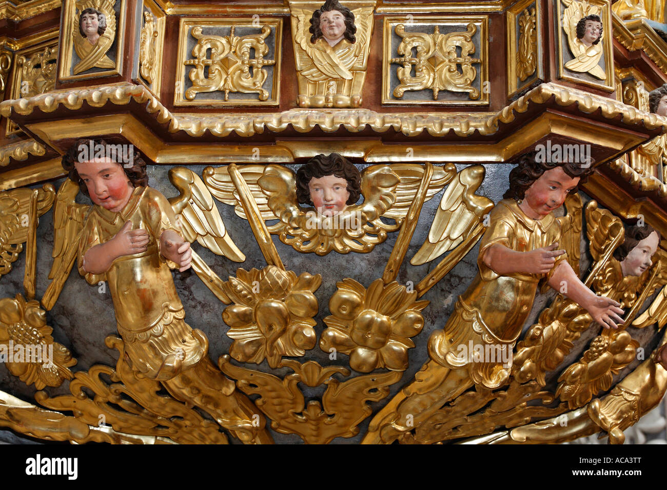 Religiöse Stiftung Goettweig, Stiftskirche, barocke Kanzel mit goldenen Engeln, Niederösterreich, Österreich Stockfoto