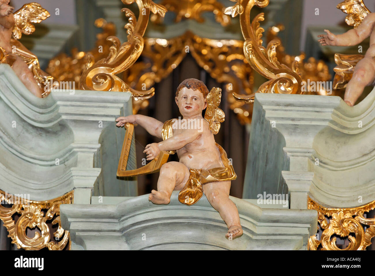 Putto mit Harfe, Barock-Orgel in der Wehrkirche Weissenkirchen, Wachau, Niederösterreich, Österreich Stockfoto