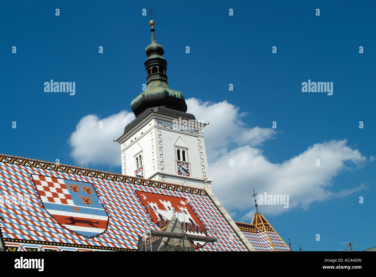 St. Marks Church mit Ziegeldach mit Wappen in der Oberstadt, Zagreb, Kroatien Stockfoto