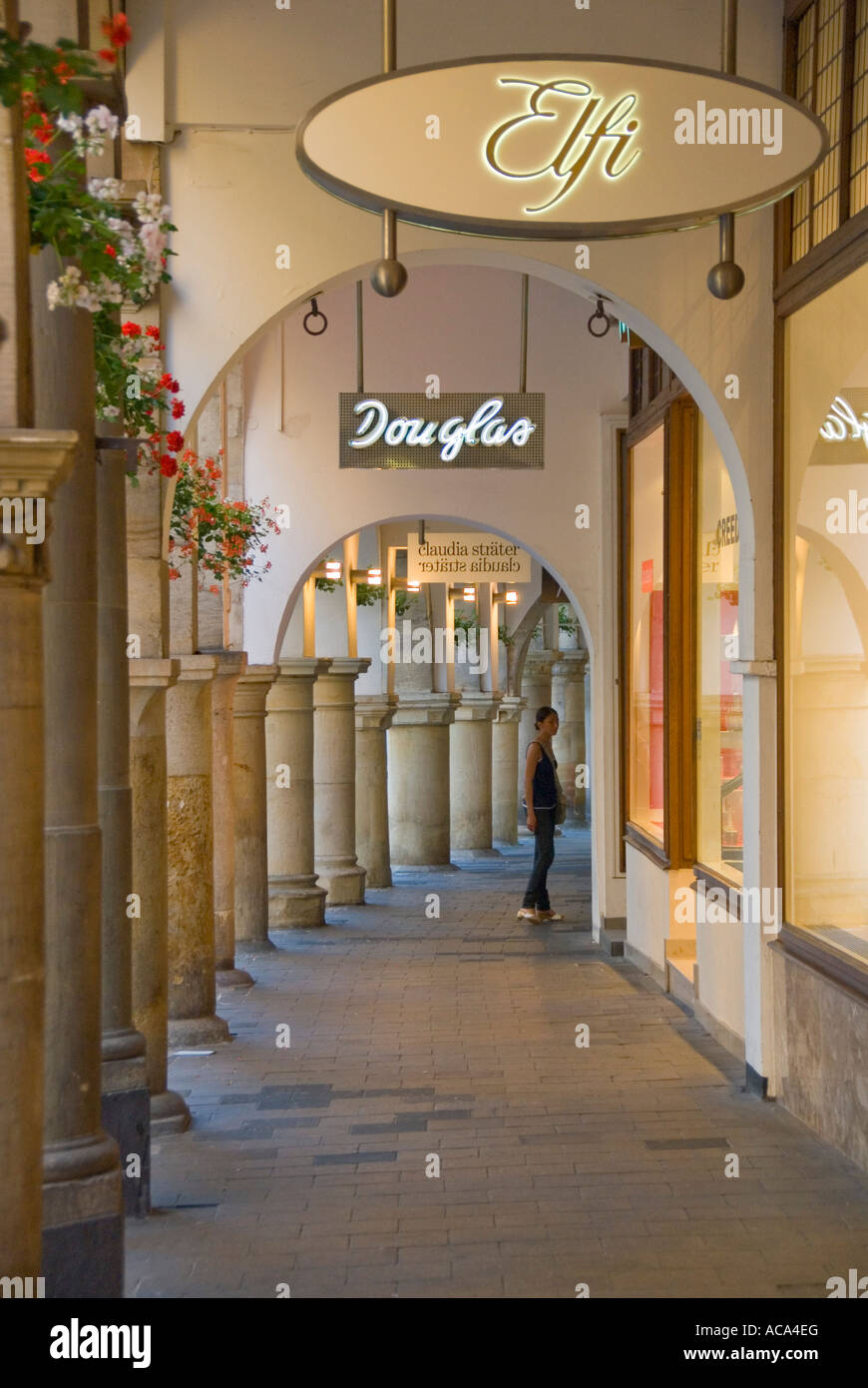 Shopping Einkaufen Laden Geschaefte Geschäfte Laeden Läden Stockfotos & Shopping Einkaufen Laden