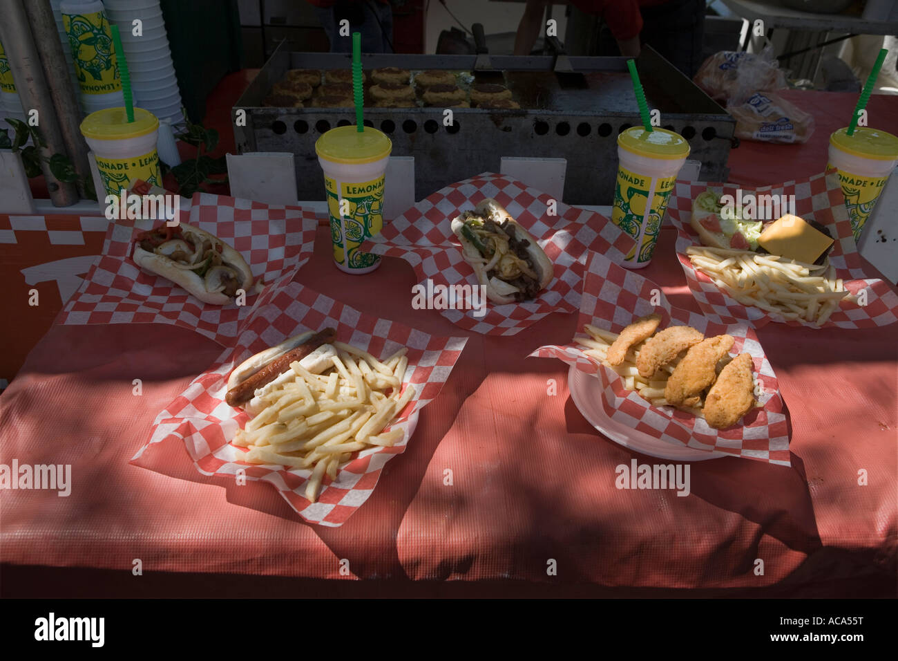 Kalorienreiche hohe Fett Junk-e-Fast-Food Hot-Dog Wurst Pommes frites an einem Stand auf einer Kirmes in USA Stockfoto